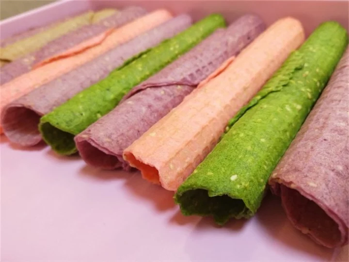 Galleta de rollito de huevo con diferentes colores.